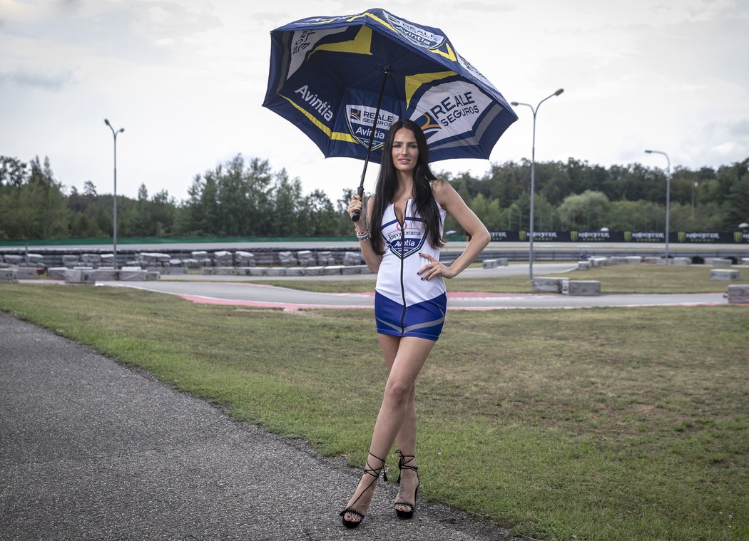 Hana Vágnerová je jednou z krásných &#34;grid girls&#34; na startovním roštu Moto GP. Je zároveň partnerkou Karla Abrahama