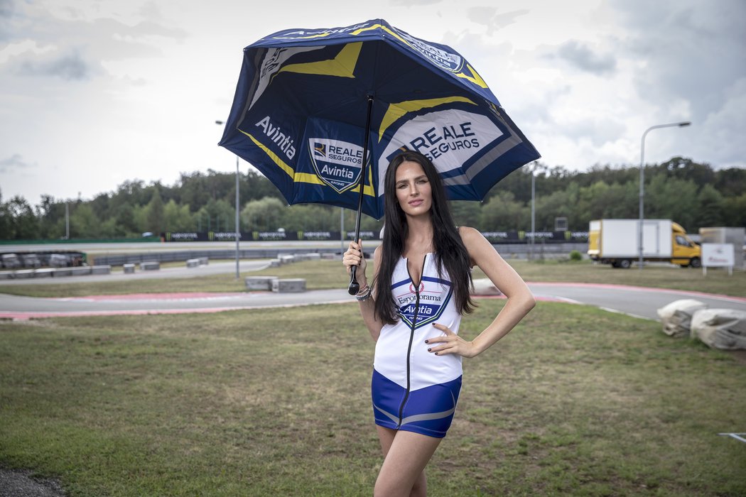 Partnerka Karla Abrahama Hana Vágnerová bývala jednou z krásných &#34;grid girls&#34; na startovním roštu Moto GP.