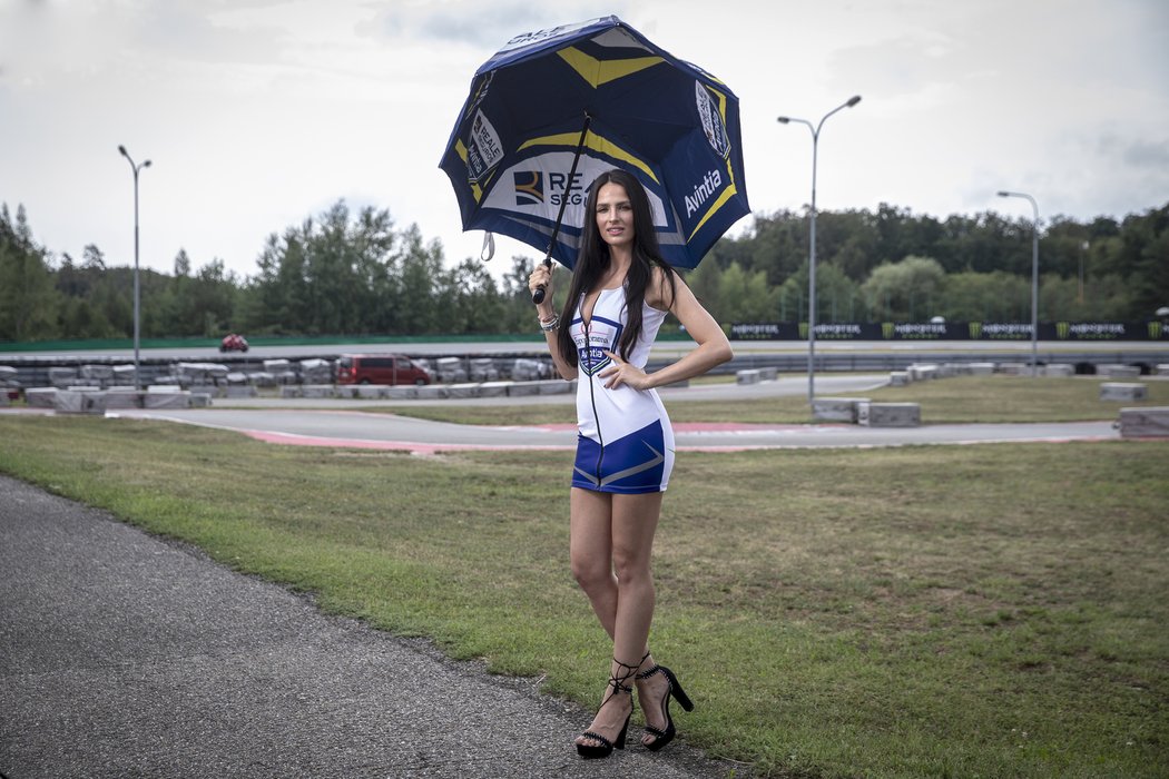 Partnerka Karla Abrahama Hana Vágnerová bývala jednou z krásných &#34;grid girls&#34; na startovním roštu Moto GP.