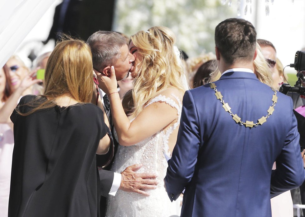 Exministr vášnivě políbil svoji manželku.