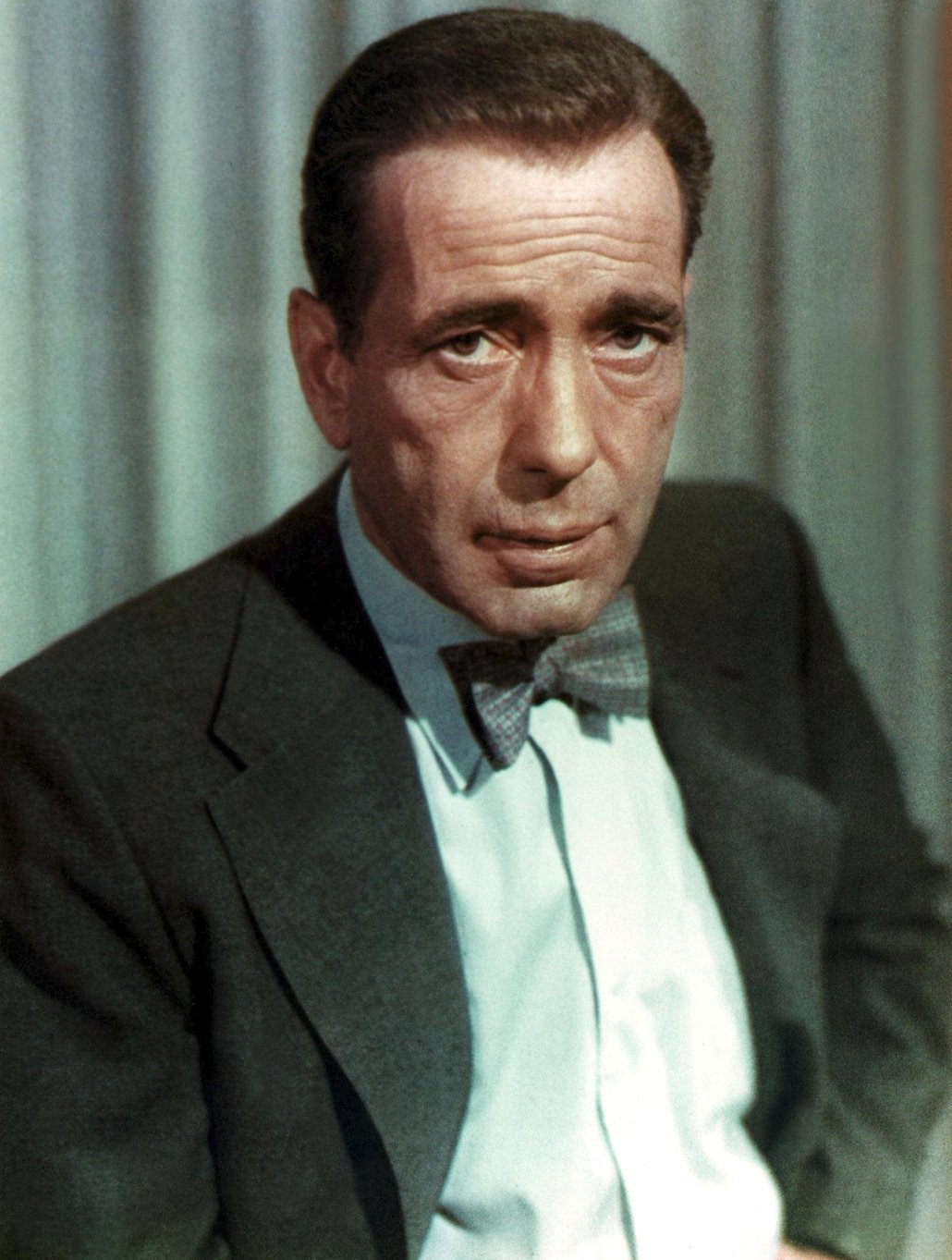 Humphrey Bogart (†57) byl hereckou legendou, která holdovala ženám (byl čtyřikrát ženatý), ale také whisky a cigaretám. Ty se mu také staly osudnými, když mu byla ještě před šedesátkou diagnostikována pokročilá rakovina jícnu. Stihl ještě dvě operace, ale když zemřel, vážil pouhých 36 kilogramů