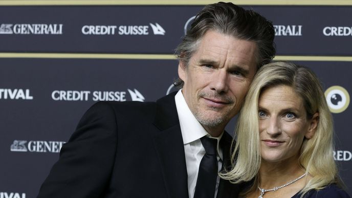 Ethan Hawke s manželkou Ethan Hawke s manželkou