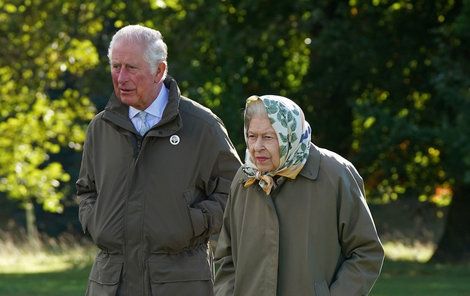 Královna a princ Charles