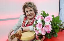 Není pochyb, že na tajné oslavě svých 93. narozenin dostala Jiřina Bohdalová od svých hostů přehršel krásných dárků. Tím nejvzácnějším však pro herečku byla účast její mladší sestry Jarušky (81), která od roku 1968 žije ve Švédsku!