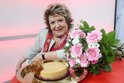 Není pochyb, že na tajné oslavě svých 93. narozenin dostala Jiřina Bohdalová od svých hostů přehršel krásných dárků. Tím nejvzácnějším však pro herečku byla účast její mladší sestry Jarušky (81), která od roku 1968 žije ve Švédsku!