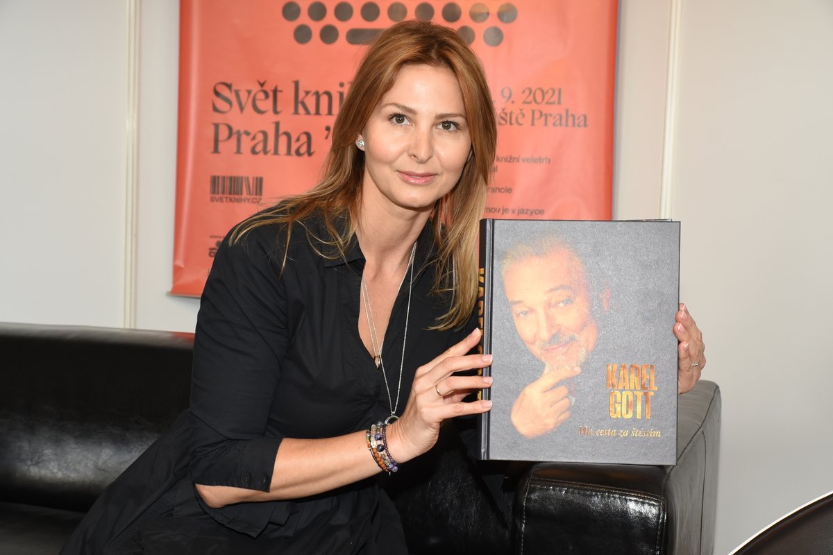 Ivana Gottová s knihou