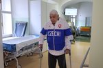 Jako by toho nebylo málo, sesypala se na něj další pohroma. Je to už několik dní, co Jiří Krampol (85) zkolaboval a skončil v rukou lékařů. Vypadá to tak, že v poslední době je častěji v nemocnici než doma. Uvědomuje si, že jeho zdravotní potíže nejsou žádnou maličkostí a bude potřebovat neustálou péči. Sám tvrdí, že má v háji průdušky, srdce, ledviny a plíce. Rozhodl se proto, že se přestěhuje do domu s pečovatelskou službou. Jenže to bude něco stát a Krampol prý žádné peníze nemá.