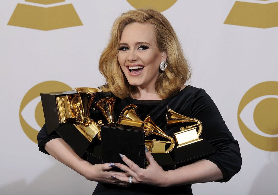 Adele posbírala plnou náruč cen Grammy.