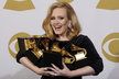Adele posbírala plnou náruč cen Grammy.