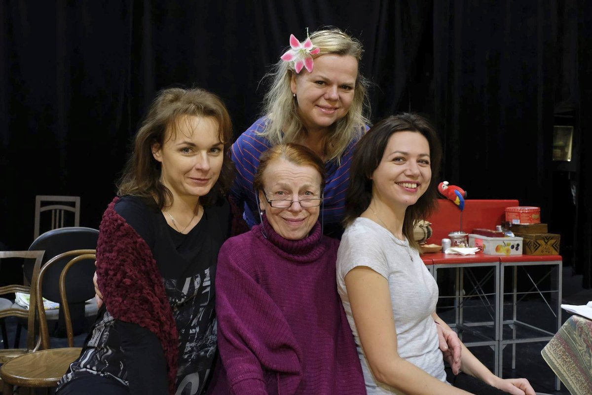 Janžurová coby režisérka se svými hereckými hvězdami Bárou Munzarovou, Sabinou Remundovou a Lucií Žáčkovou.