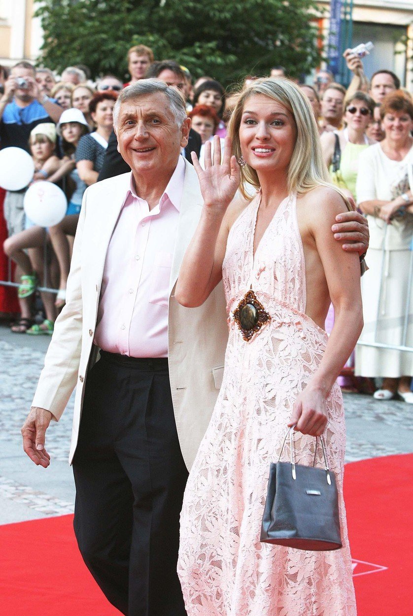 Oscarový režisér Jiří Menzel (81) poprvé vstoupil do manželství v šestašedesáti letech. V Asii se jeho vyvolenou stala filmová producentka Olga Kelymanová (41).