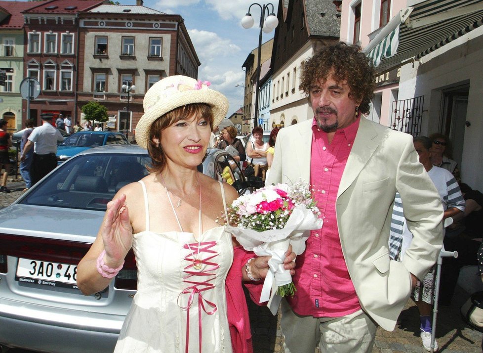 Za dlouholetého partnera Jiřího Pracného (66) se provdala zpěvačka Petra Černocká (69).