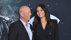 Bruce Willis a Emma Heming se k sobě na premiéře tulili.