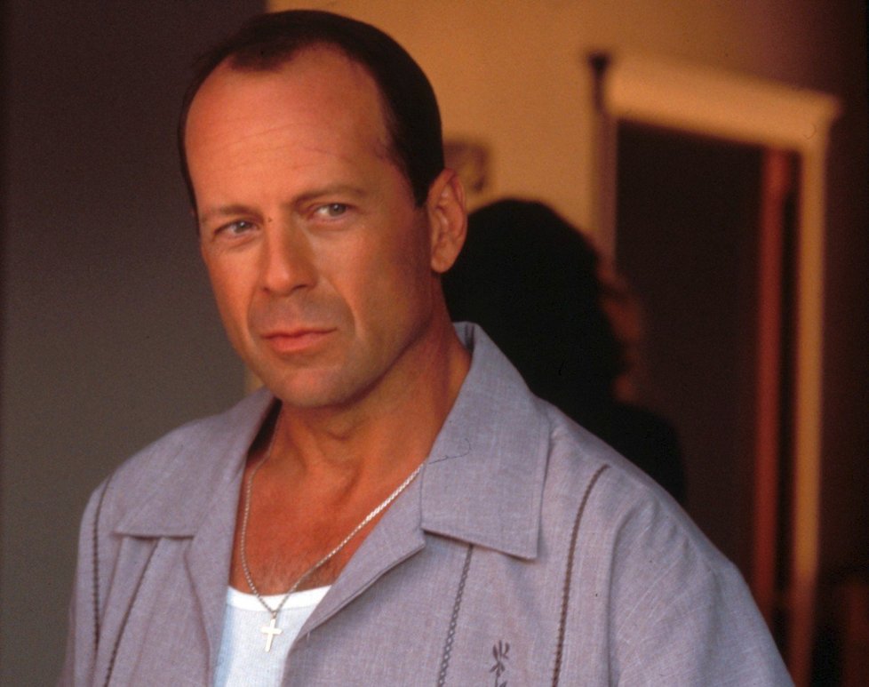 Bruce Willis je prototypem sympatického hrdiny, který je tak trochu rebel a má potíže s alkoholem nebo se ženami. Nebo s obojím.