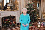 Královna Alžběta u vánočního stromku.