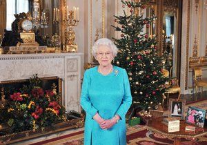 Královna Alžběta u vánočního stromku.