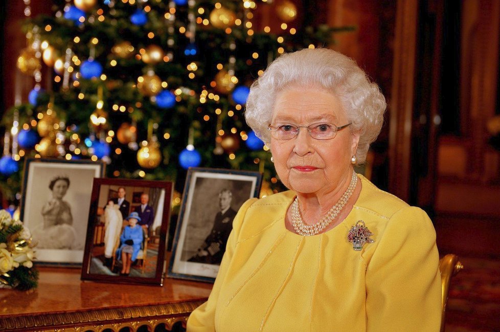 Královna Alžběta u vánočního stromku
