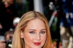 Půvabná herečka Jennifer Lawrence učarovala na prestižním filmovém festivalu v Cannes. Na oslavném běhounu se vyjímala v zářivě červených šatech Christian Dior s puncem noblesy starého Hollywoodu.