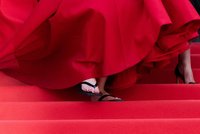 Slavná herečka obula na červený koberec žabky! Co stálo za jejich výběrem?
