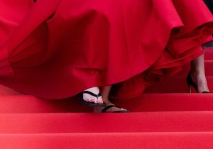 Slavná herečka obula na červený koberec žabky! Co stálo za jejich výběrem?