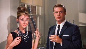 Audrey Hepburn a George Peppard ve filmu Snídaně u Tiffanyho