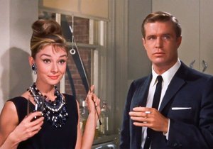 Audrey Hepburn a George Peppard ve filmu Snídaně u Tiffanyho