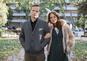 Nová komedie Lítá v tom. Co řekli o svých rolích Kryštof Hádek a Kristina Svarinská?