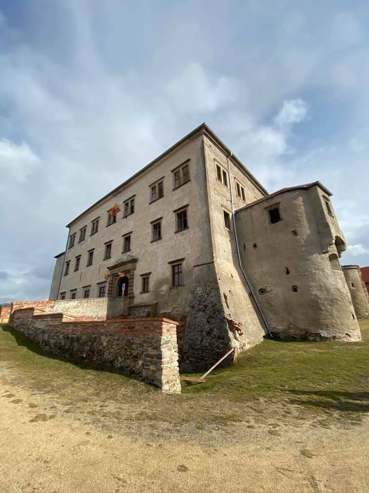 Natallia Makovik hledala kupce pro hrad z 16. století. Nabízela jej za cca 146 milionů korun.