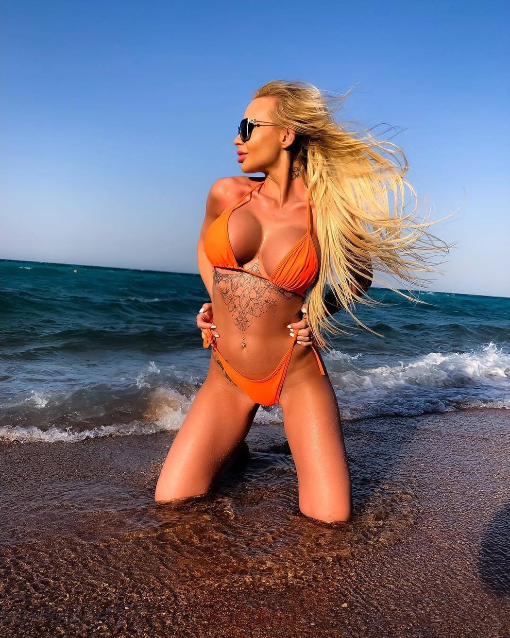 Bikini Fitness Andrea Magyarová umí zaujmout nejen svalnatou postavou, plnými rty a bujarým dekoltem, ale i prořízlou pusou!