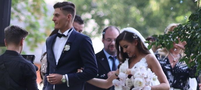 Novomanželký pár zamířil krátce po obřadu na velkolepou hostinu
