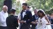 Novomanželký pár zamířil krátce po obřadu na velkolepou hostinu