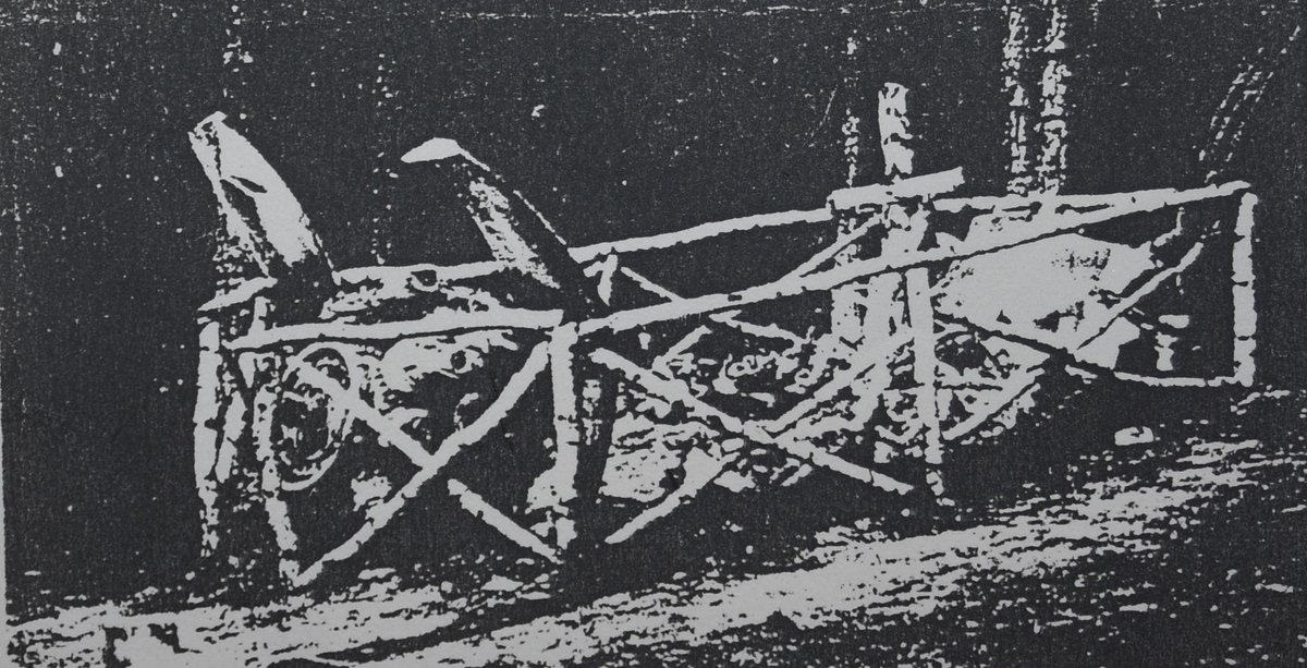 květen 1945 Kolem křížku byla ohrádka a na tehdy ještě hrobě ležely trosky z letadla.