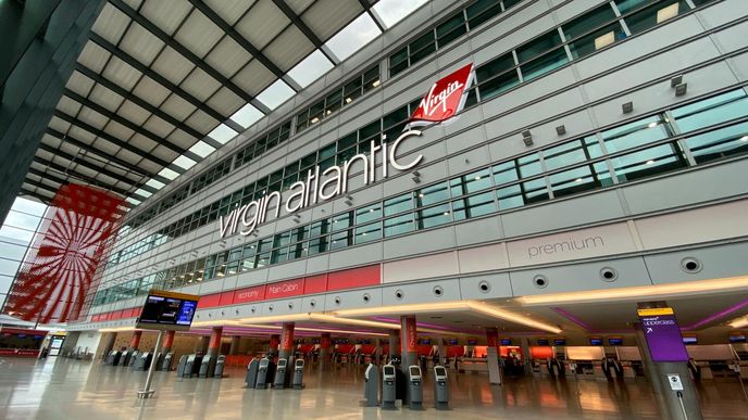 Prázdný check-in aerolinek Virgin Atlantic na londýnském letišti Heathrow