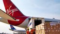 Letecká společnost Virgin Atlantic hodlá vyřešit své finanční potíže vstupem na londýnskou burzu, uvedla o víkendu britská média.