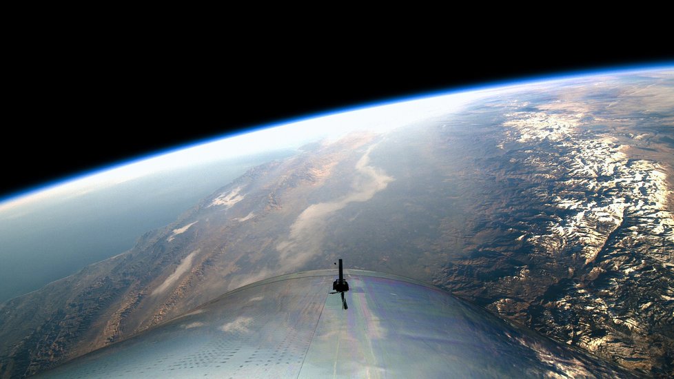 Pohle na Zem z paluby rakety Virgin Galactic.