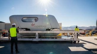 Bransonův hyperloop vyzkoušeli první pasažéři, v kapsli by za hodinu urazili skoro 200 kilometrů