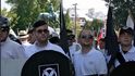 James Alex Fields Jr. (na fotce uprostřed, drží kulatý štít), pravicový extrémista který při protestech ve Virginii autem zabil Heather Heyerovou a dalších 19 lidí zranil.