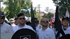 James Alex Fields Jr. (20 let, na fotce uprostřed, drží kulatý štít), pravicový extrémista který při protestech ve Virginii autem zabil Heather Heyerovou a dalších 19 lidí zranil.