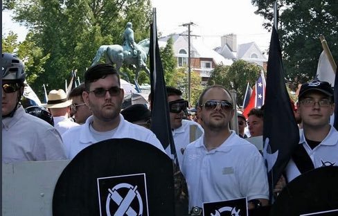 James Alex Fields Jr. (na fotce uprostřed, drží kulatý štít), pravicový extremista, který při protestech ve Virginii autem zabil Heather Heyerovou a dalších 19 lidí zranil.