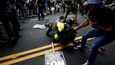 Protesty ve Virginii si vyžádaly tři lidské životy. Se dvěma policisty se zřítil vrtulník, jedna žena zemřela poté, co do davu najel extremista.