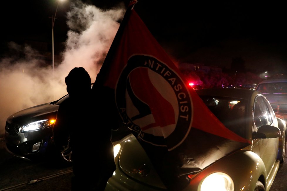 Protesty ve Virginii si vyžádaly tři lidské životy. Se dvěma policisty se zřítil vrtulník, jedna žena zemřela poté, co do davu najel extremista.