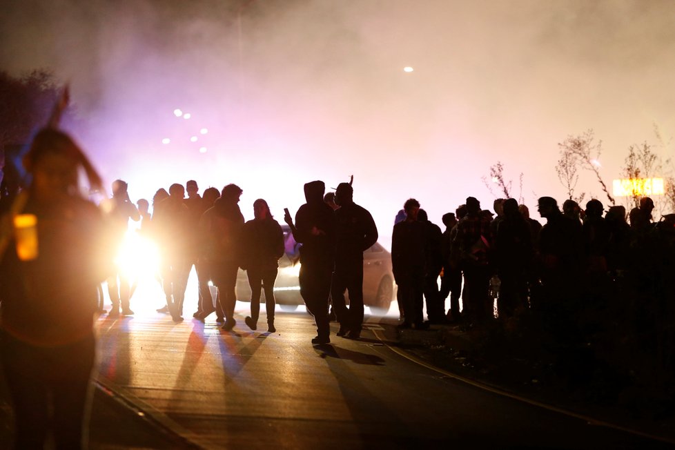 Protesty ve Virginii si vyžádaly tři lidské životy. Se dvěma policisty se zřítil vrtulník, jedna žena zemřela poté, co do davu najel extremista.