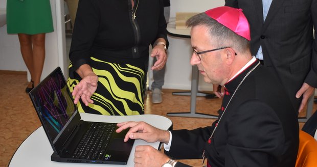 Učebně s novou technologií požehnal biskup Martin David. Pak si virtuální realitu sám vyzkoušel.