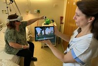 Ve FN Ostrava klamou mozek pacienta po mrtvici: Ve virtuální realitě loví motýly