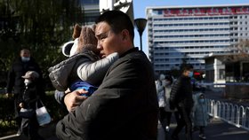 Čína se potýká s virem, který ohrožuje malé děti, nemocnice jsou přeplněné (24. 11. 2023).