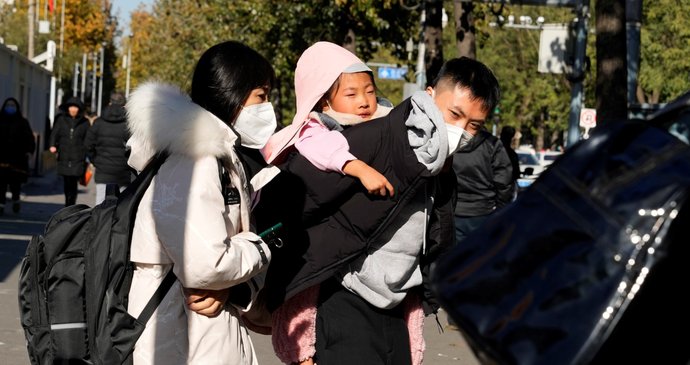 Čínou se šíří nový virus: Jaké jsou příznaky a co o něm víme? Nemocné jsou hlavně děti