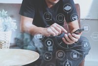 Stačí nezvednutý hovor a hackerský vir ovládne váš telefon. Může ho mít v sobě i vaše aplikace?