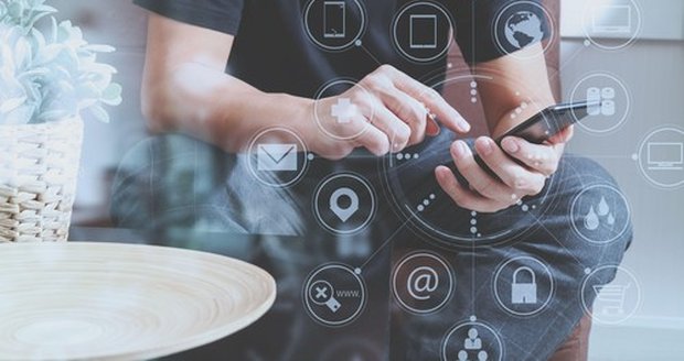 Představte si situaci: Zvoní vám telefon, vy hovor odmítnete nebo ho prostě necháte projít, aniž byste se ho dotkli. Přesto je v tu chvíli váš účet i osobní data plně v rukou útočníků. Žádné kliknutí na podezřelý odkaz, žádné stahování neznámých souborů. Expertům se podařilo demonstrovat noční můru kybernetické bezpečnosti, která se šíří jako lavina – takzvaný „zero-click“ vir. Ilustrační foto.