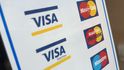 Visa a Mastercard čelí vyšetřování ve Velké Británii. Prý si účtují vysoké poplatky za transakce do EU.