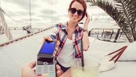3 z 5 Čechů chtějí během cest do zahraničí platit kartou a mobilem